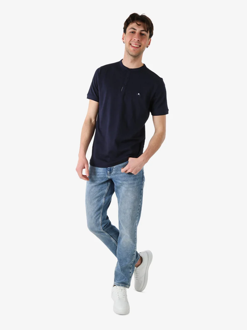 T-shirt da uomo in cotone con bottoncini sullo scollo - blu scuro