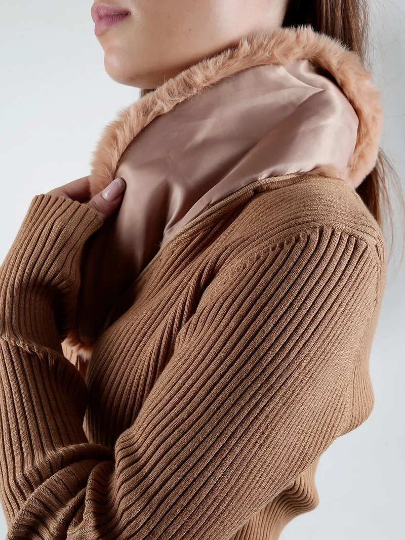 Cardigan donna in maglia a costine con scollo in pelliccia sintetica - cammello