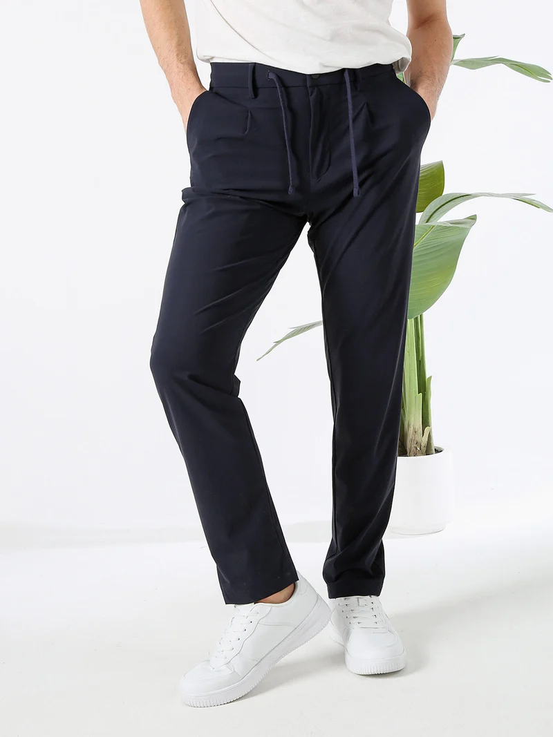 Pantaloni casual da uomo in tessuto tecnico con coulisse - blu scuro