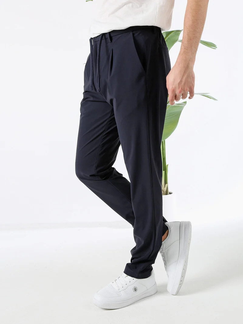 Pantaloni casual da uomo in tessuto tecnico con coulisse - blu scuro