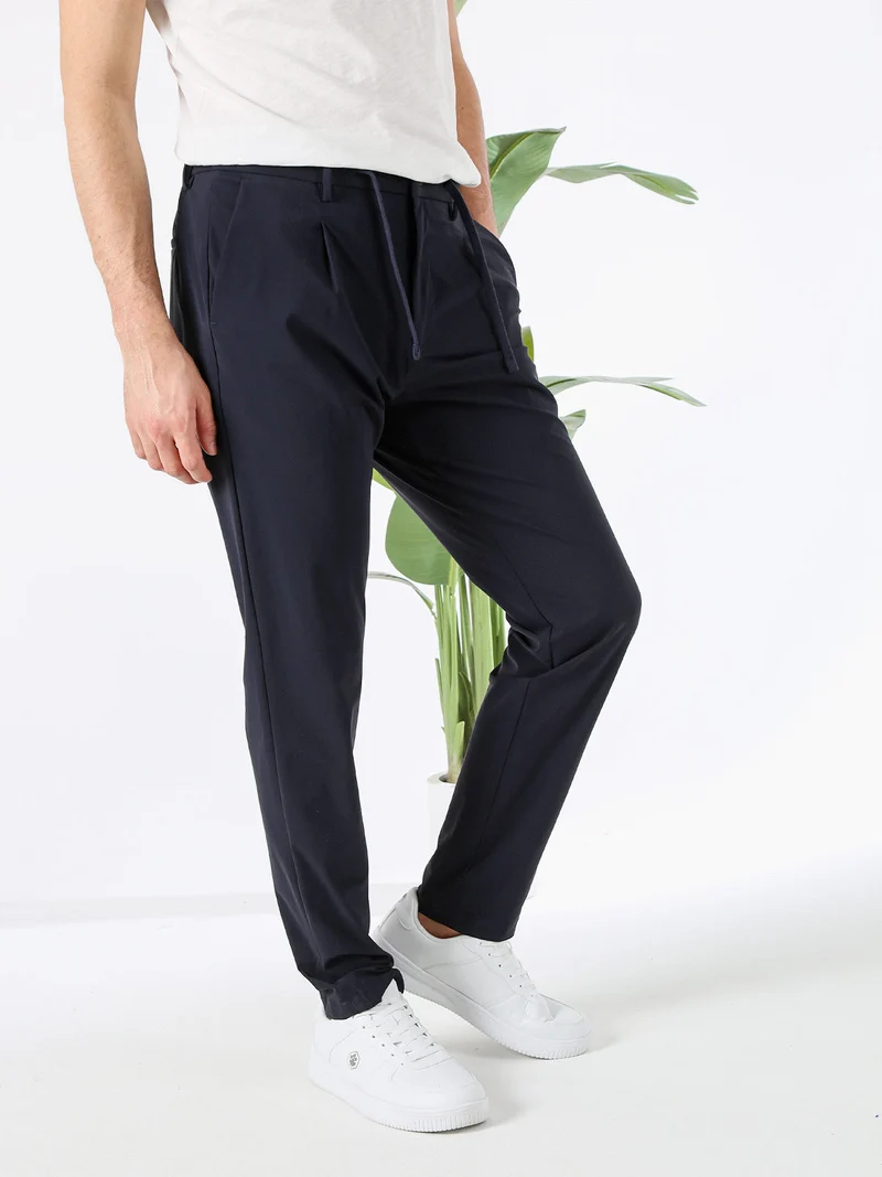 Pantaloni casual da uomo in tessuto tecnico con coulisse - blu scuro