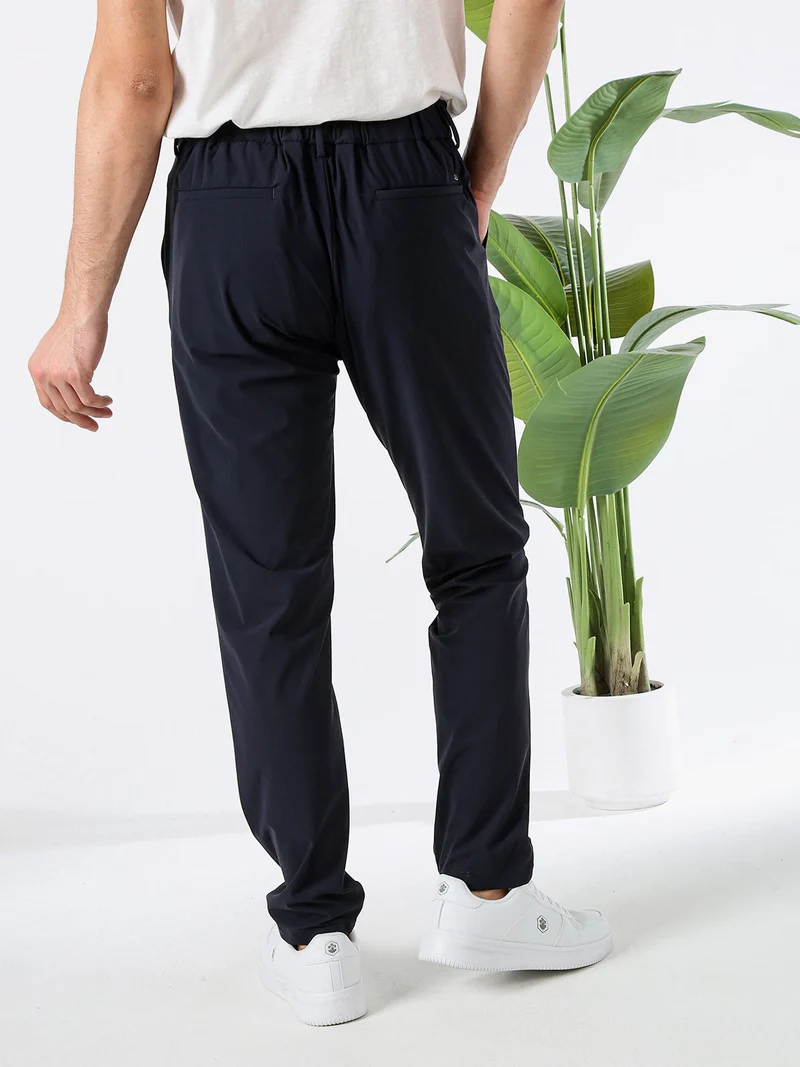 Pantaloni casual da uomo in tessuto tecnico con coulisse - blu scuro