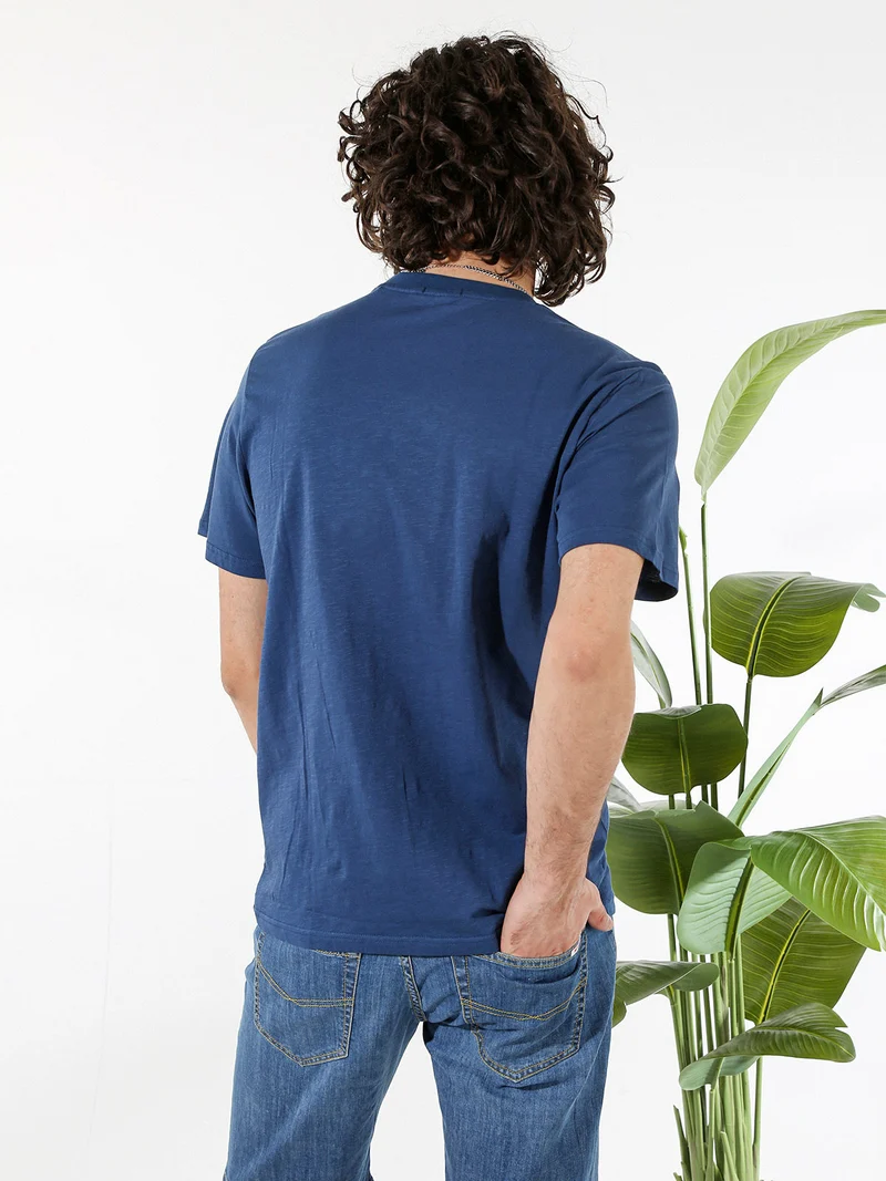T-shirt da uomo in cotone con taschino - blu