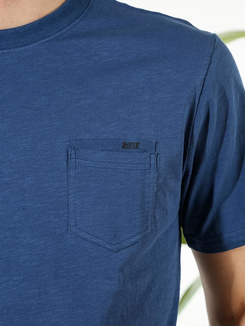 T-shirt da uomo in cotone con taschino - blu