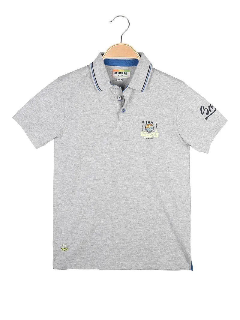 Polo da bambino a manica corta con scritta - grigio