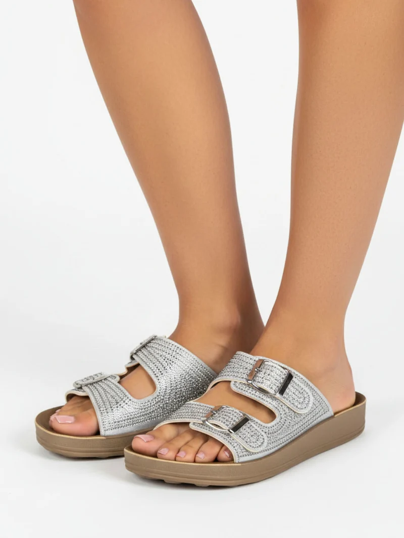 Ciabatte da donna con doppie fibbie e micro borchie - argento