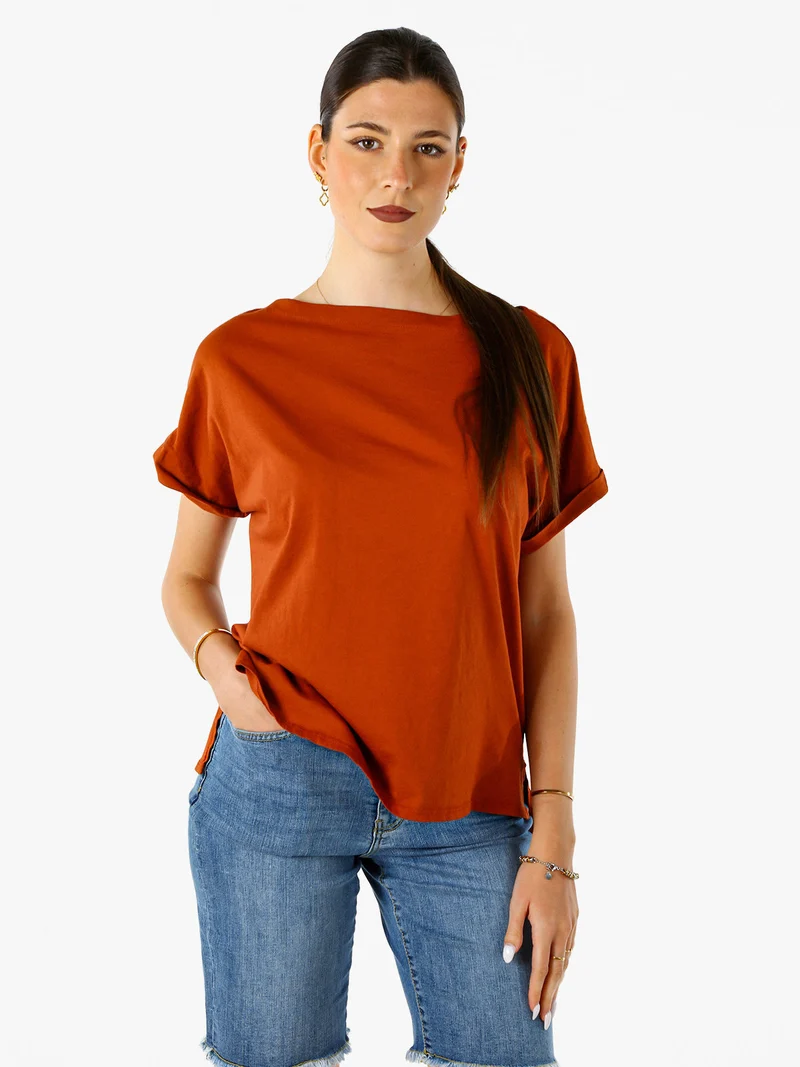 T-shirt donna in cotone con scollo a barca - cuoio