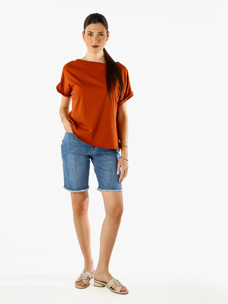 T-shirt donna in cotone con scollo a barca - cuoio