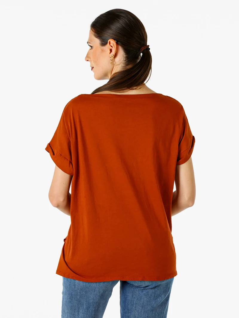 T-shirt donna in cotone con scollo a barca - cuoio