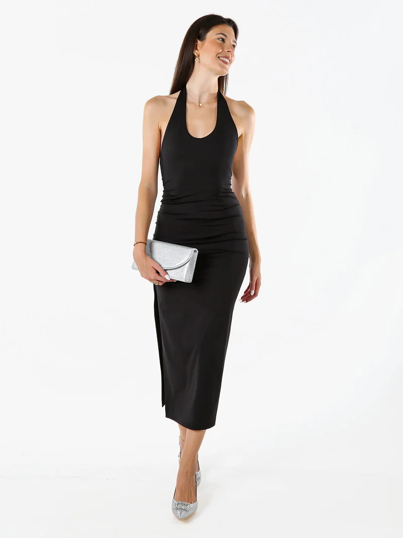 Abito elegante da donna con spalle scoperte e spacco laterale - nero