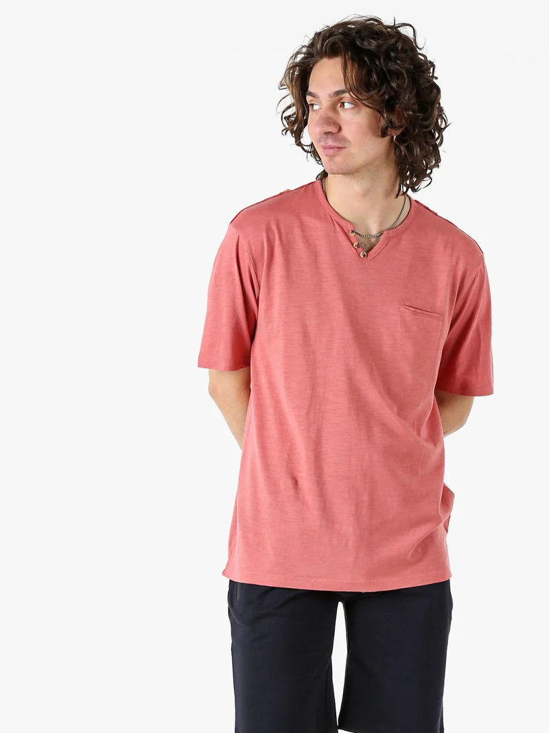 T-shirt da uomo in cotone con scollo V e taschino - corallo