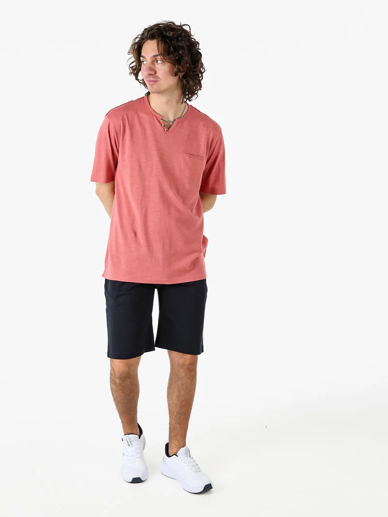 T-shirt da uomo in cotone con scollo V e taschino - corallo