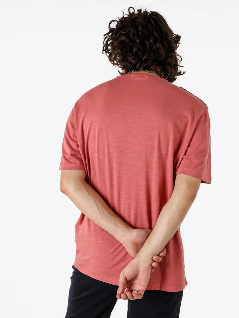 T-shirt da uomo in cotone con scollo V e taschino - corallo
