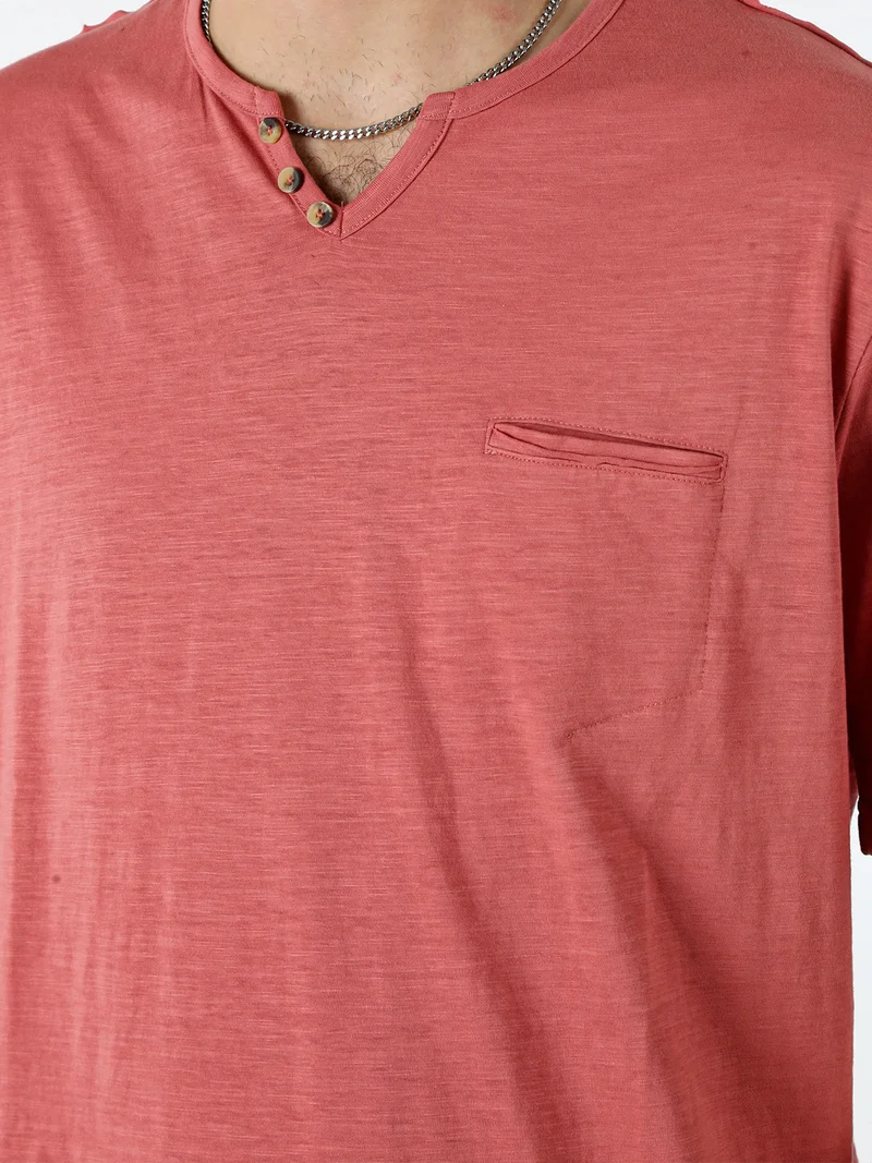 T-shirt da uomo in cotone con scollo V e taschino - corallo