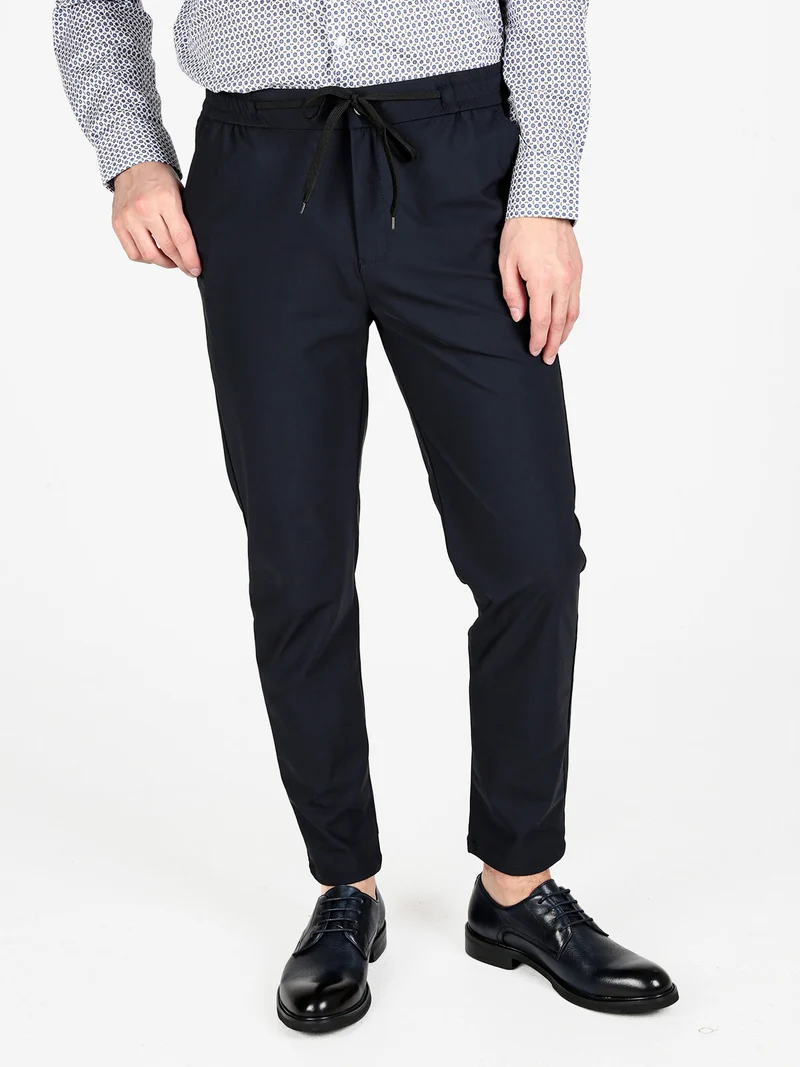 Pantaloni casual da uomo con coulisse in tessuto tecnico - blu scuro