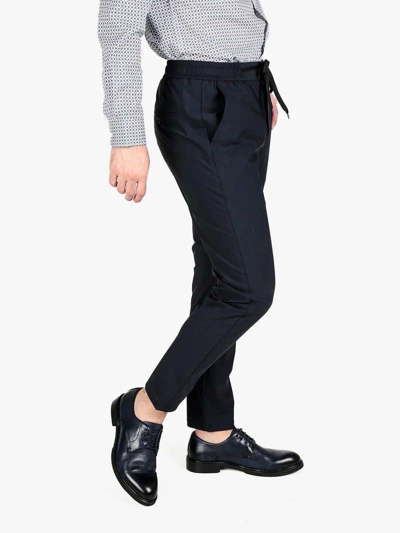 Pantaloni casual da uomo con coulisse in tessuto tecnico - blu scuro