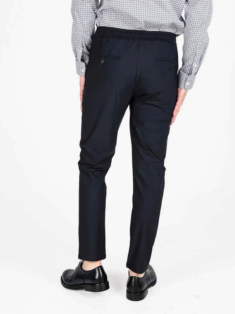 Pantaloni casual da uomo con coulisse in tessuto tecnico - blu scuro