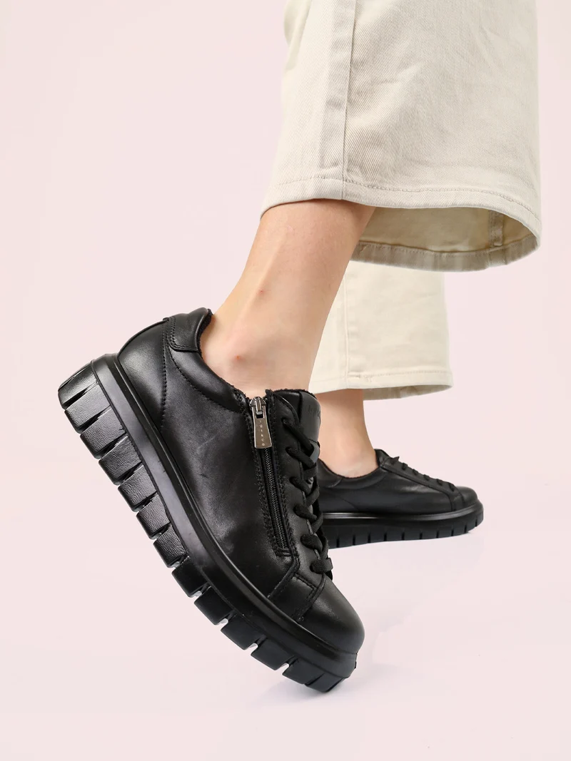 Sneakers donna in pelle con lacci e zip - nero