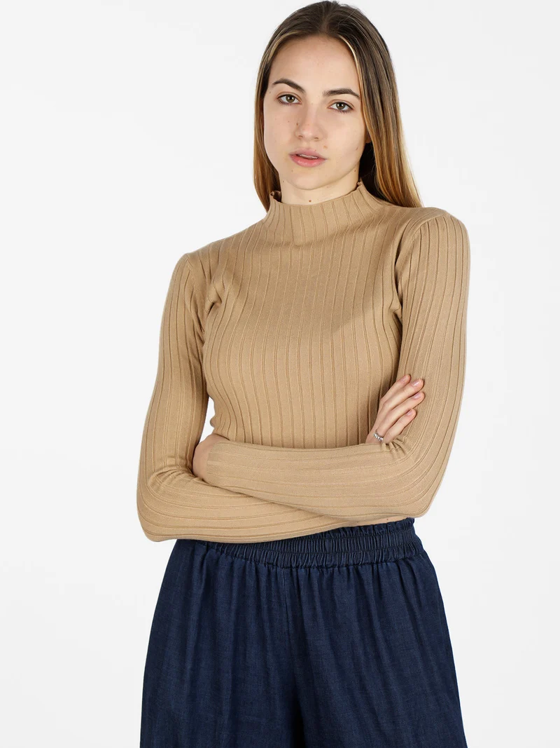Maglia cropped da donna con collo a lupetto - cammello