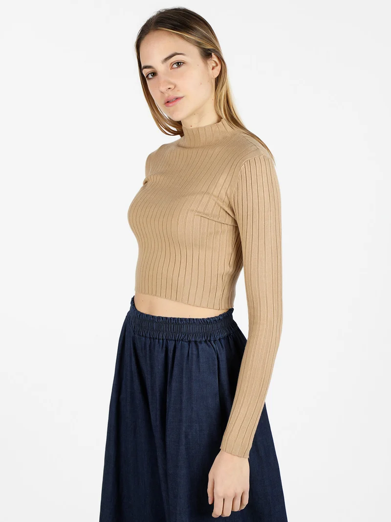 Maglia cropped da donna con collo a lupetto - cammello