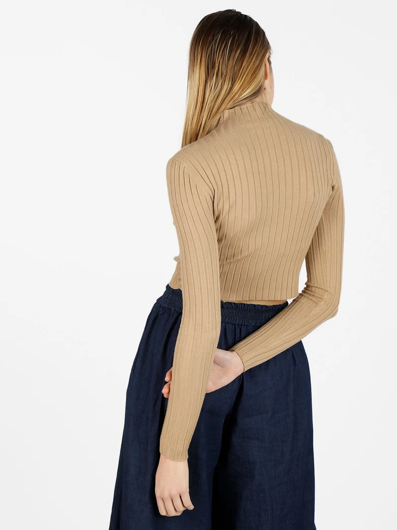 Maglia cropped da donna con collo a lupetto - cammello