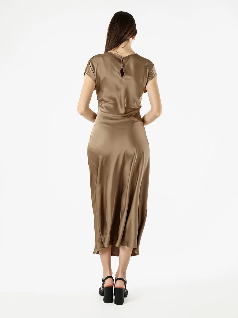 Abito lungo da donna in tessuto simil raso a maniche corte - khaki