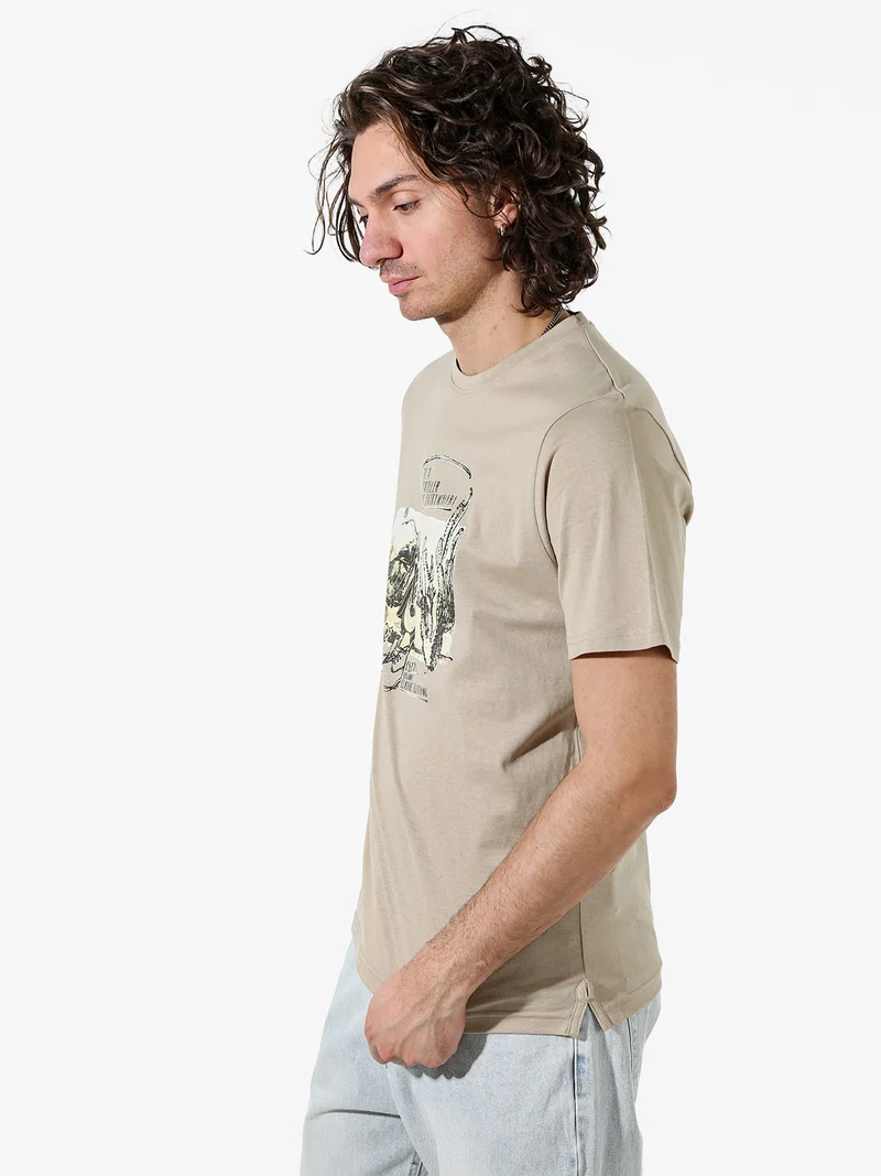 T-shirt in cotone da uomo con stampa - sabbia