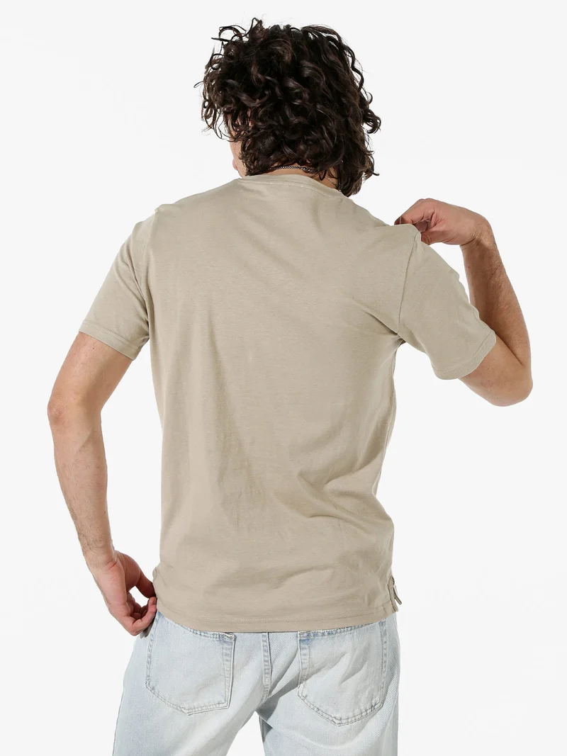 T-shirt in cotone da uomo con stampa - sabbia