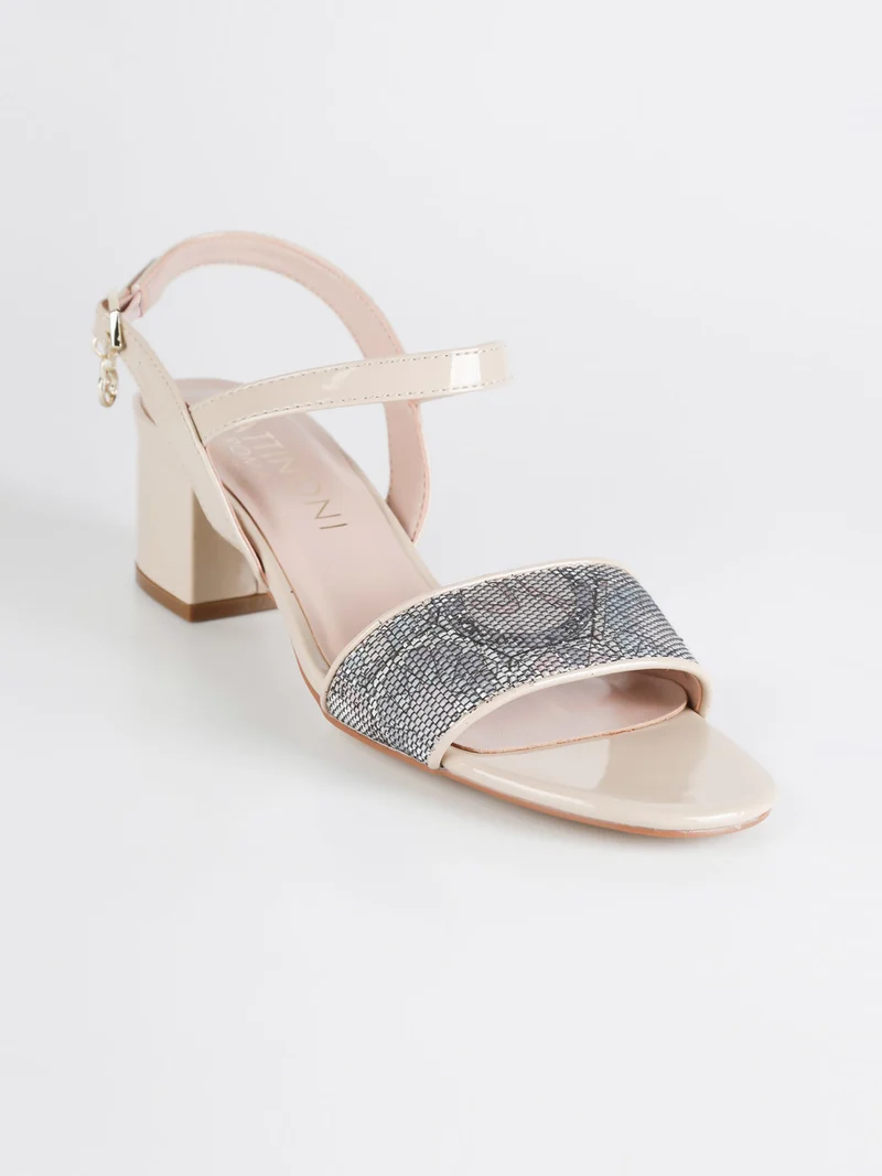 Sandali in vernice con tacco largo - beige