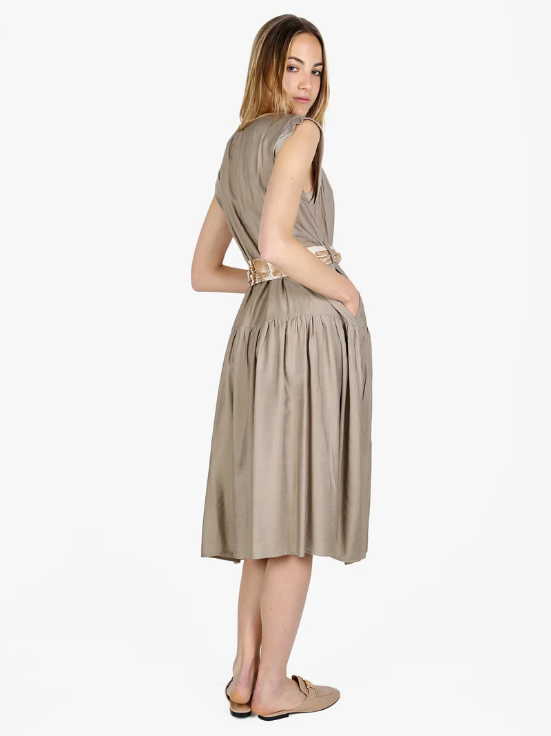 Abito lungo da donna senza maniche con cintura - khaki