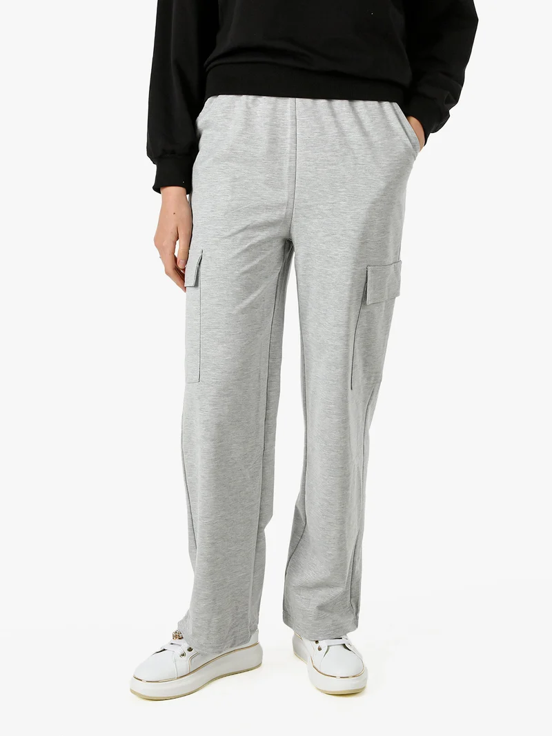 Pantaloni tuta da donna con tasconi a gamba dritta - grigio