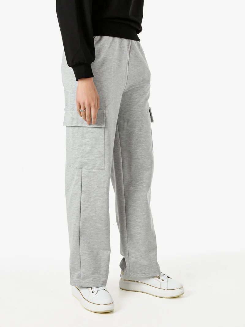 Pantaloni tuta da donna con tasconi a gamba dritta - grigio
