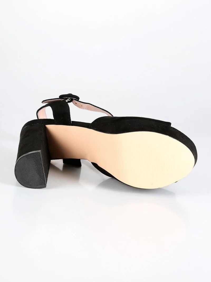 Decollete spuntate con cinturino T166 - nero