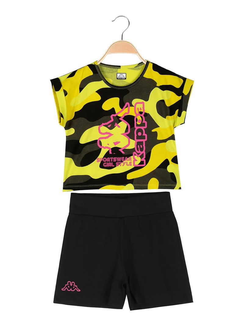Completo corto da ragazza in cotone con t-shirt mimetica e shorts - giallo