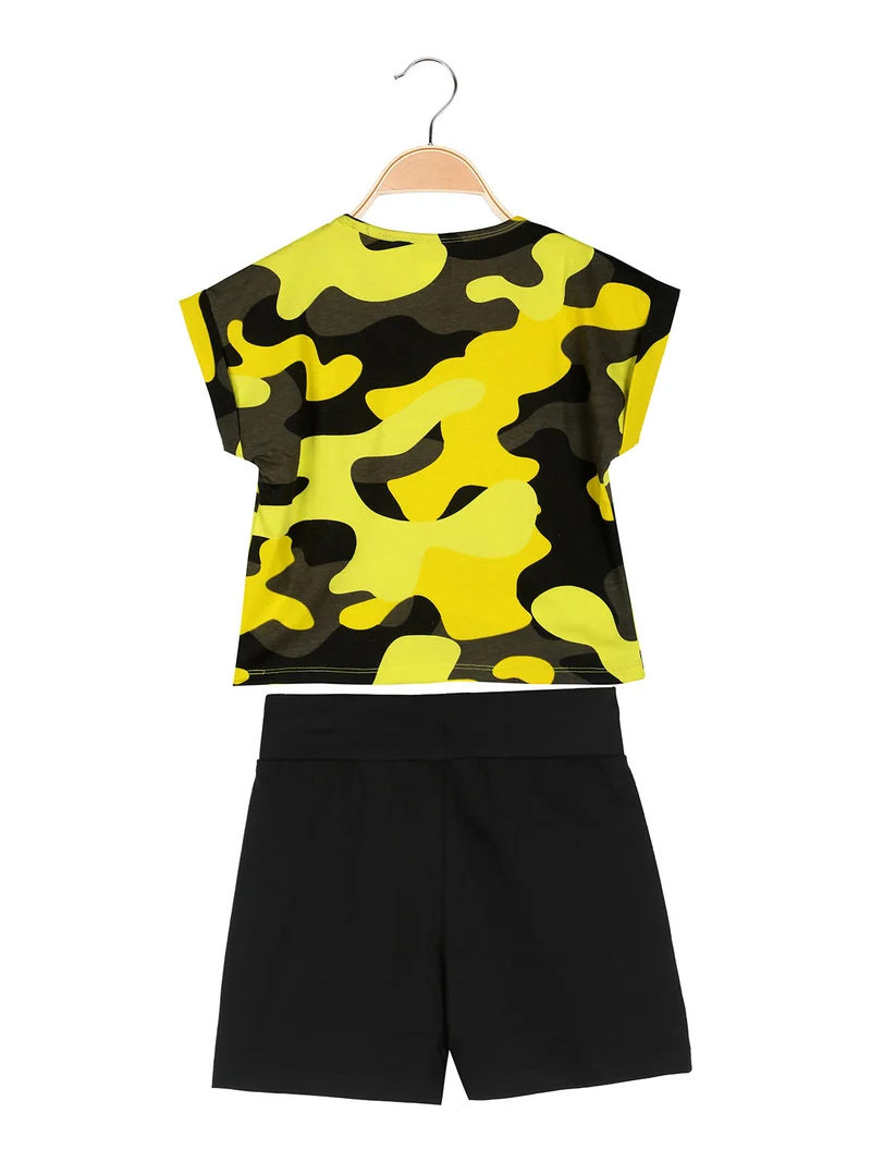 Completo corto da ragazza in cotone con t-shirt mimetica e shorts - giallo