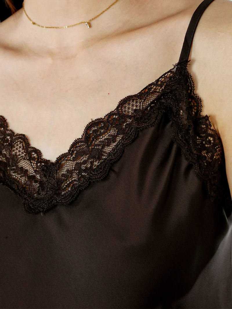 Top donna effetto raso con scollo in pizzo e spalline strette - moro