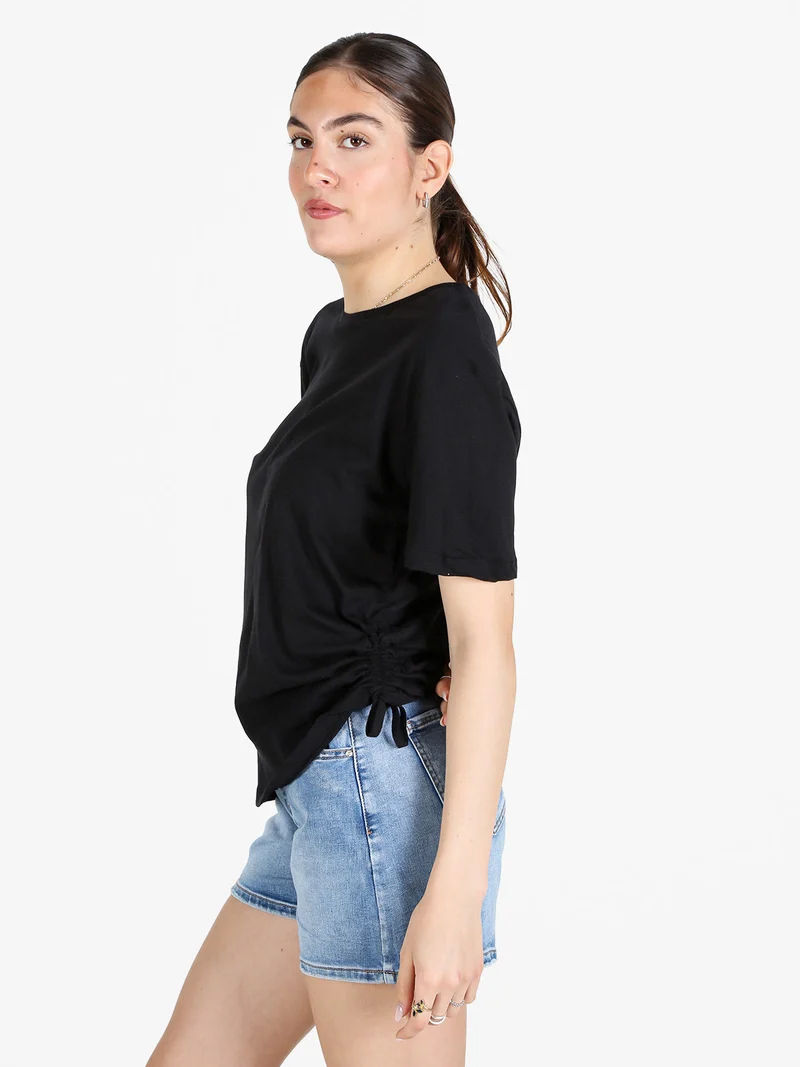 T-shirt donna in cotone con arricciatura laterale - nero