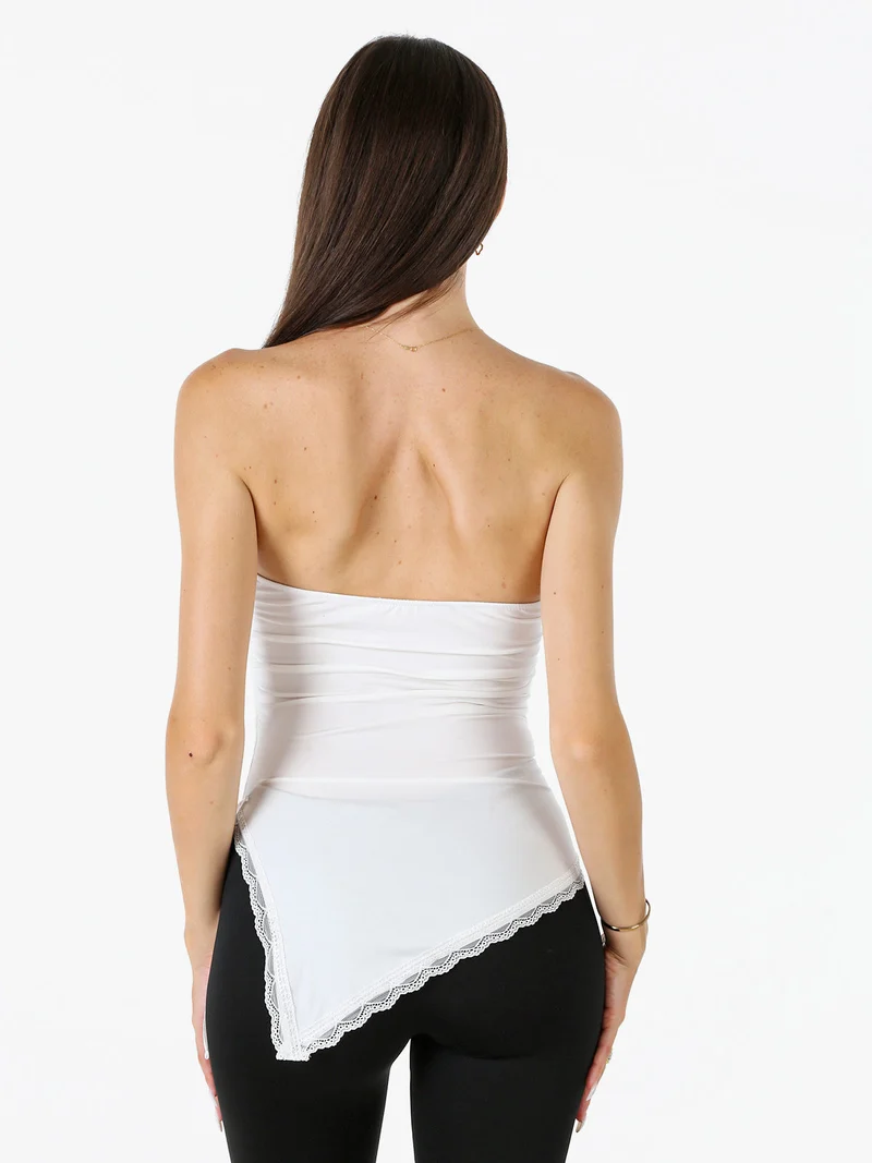 Top donna asimmetrico con scollo a fascia e bordo finale in pizzo - bianco