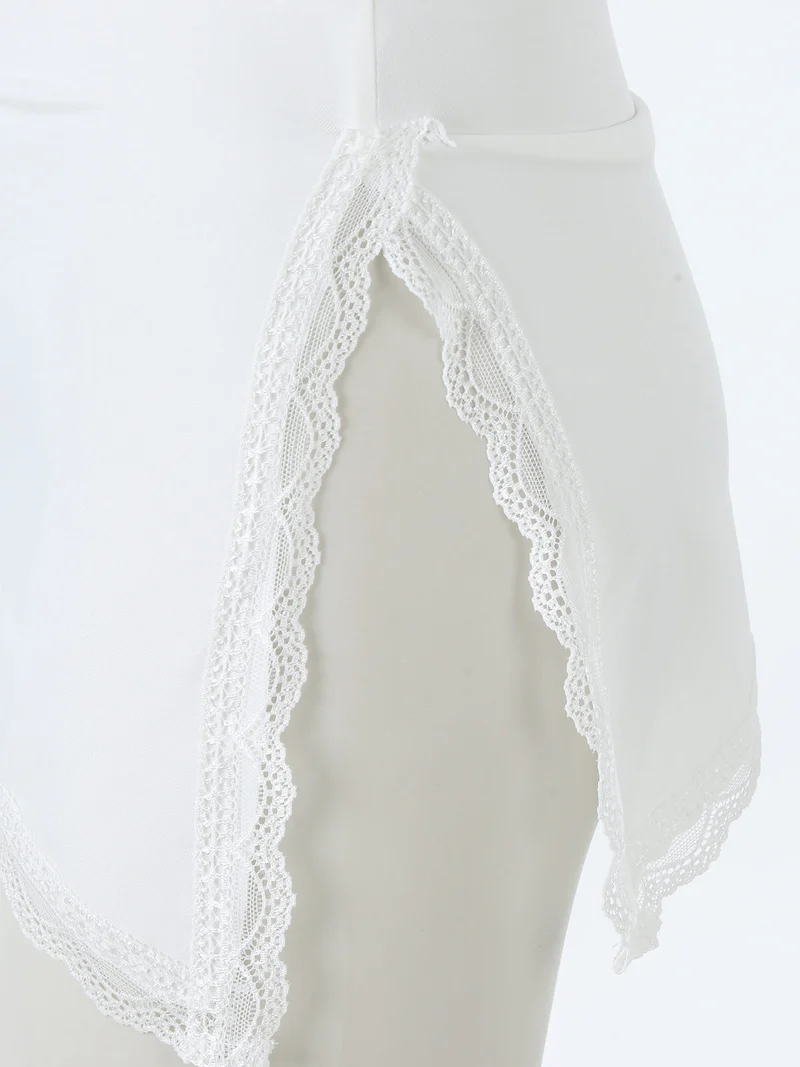Top donna asimmetrico con scollo a fascia e bordo finale in pizzo - bianco