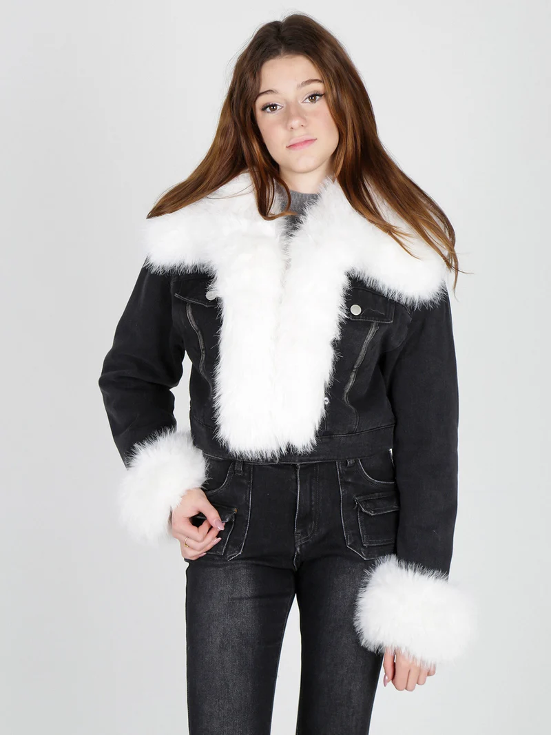 Giacca donna cropped in jeans con polsini e scollo in pelliccia sintetica - nero