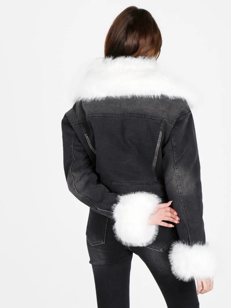 Giacca donna cropped in jeans con polsini e scollo in pelliccia sintetica - nero