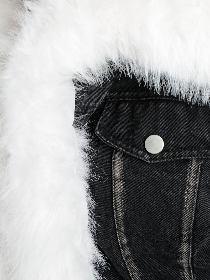 Giacca donna cropped in jeans con polsini e scollo in pelliccia sintetica - nero