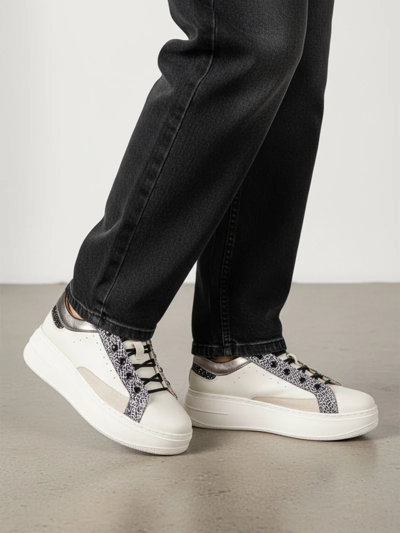 Sneakers donna in pelle con borchie e platform - bianco