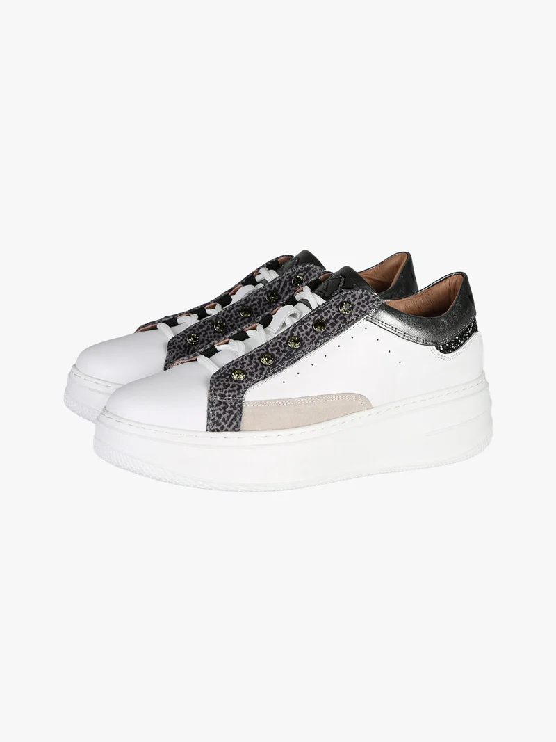 Sneakers donna in pelle con borchie e platform - bianco
