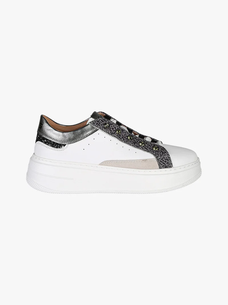 Sneakers donna in pelle con borchie e platform - bianco