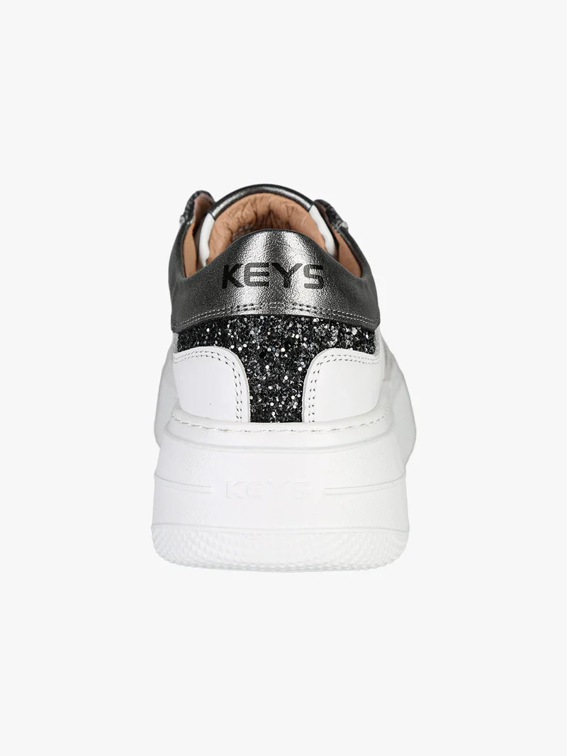 Sneakers donna in pelle con borchie e platform - bianco