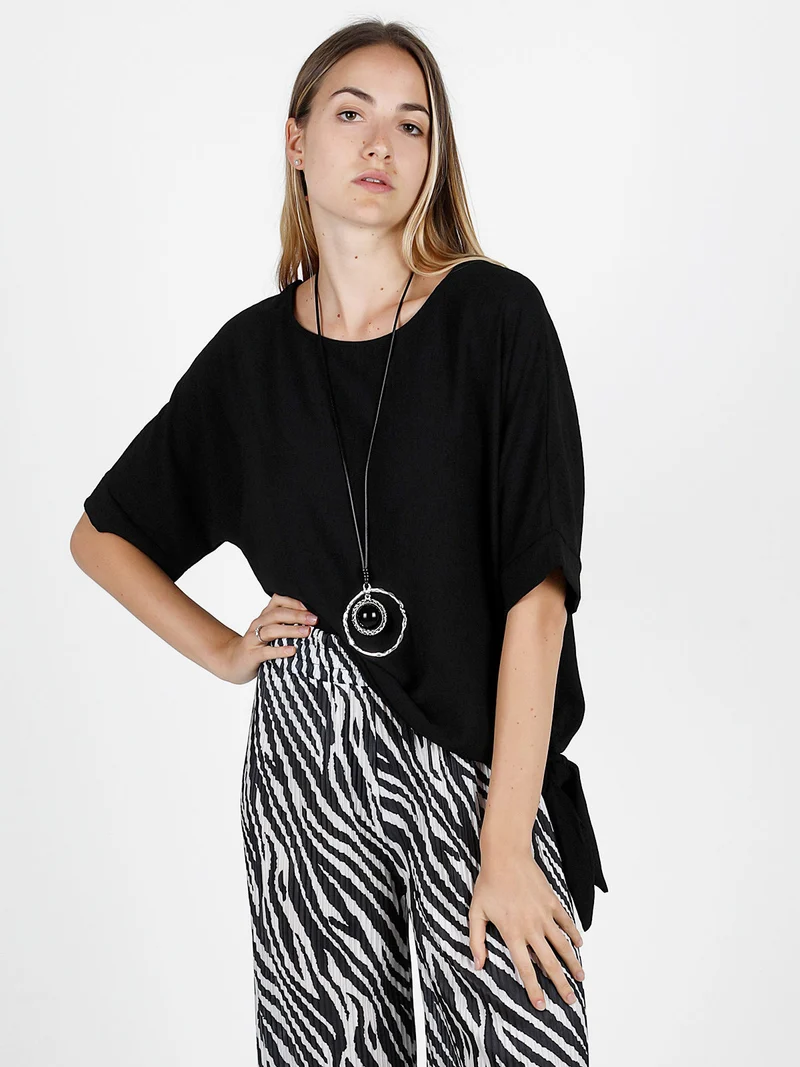 Blusa donna a maniche corte con anello laterale - nero