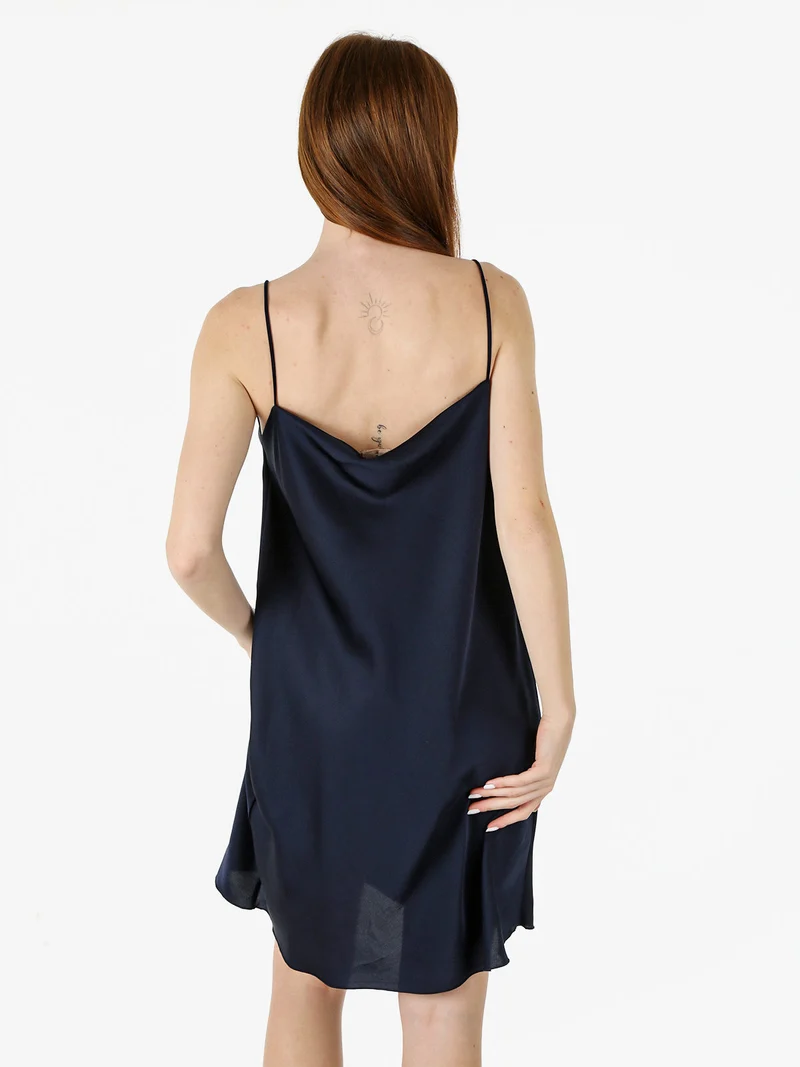 Vestito da donna con spalline sottili e scollo a cascata - blu scuro