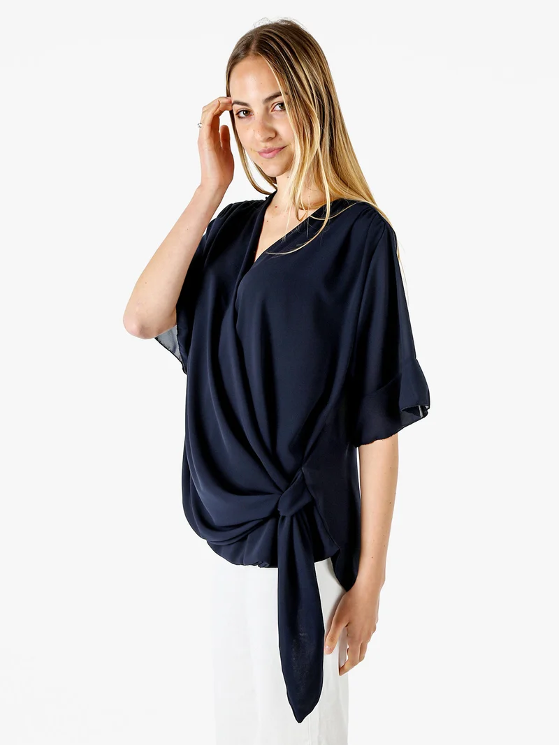 Blusa donna elegante a maniche corte annodata sul fondo - blu scuro