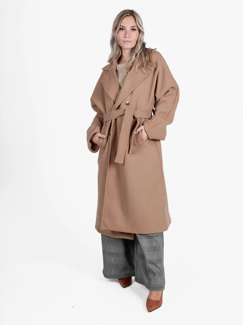 Cappotto lungo da donna con chiusura a doppiopetto - cammello